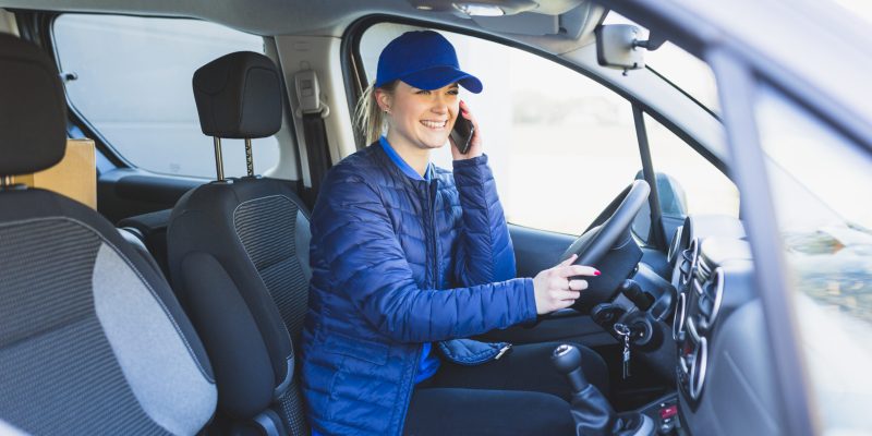 pretty-delivery-girl-falando-no-telefone